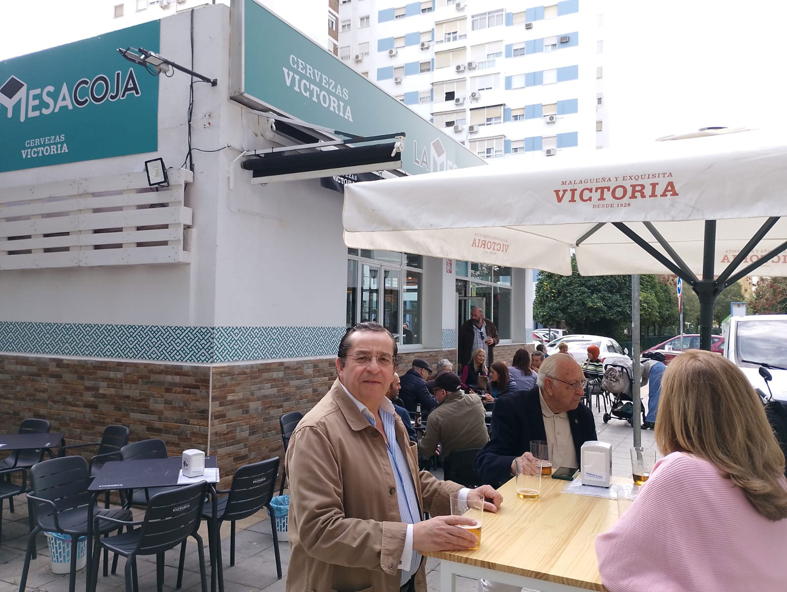 buena gente en la mesa coja